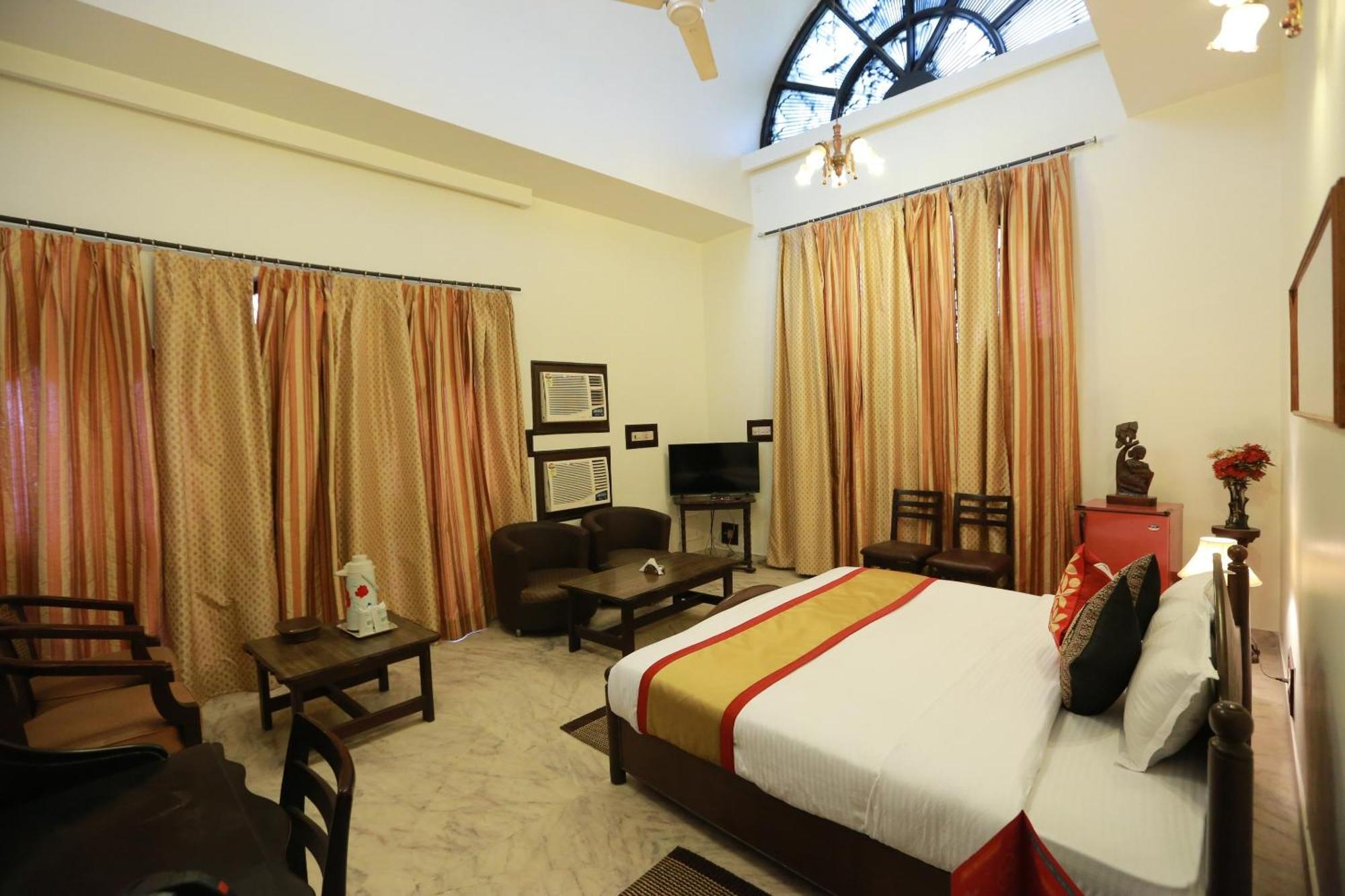 Oyo 8844 Meadows Inn Chinhat Екстер'єр фото
